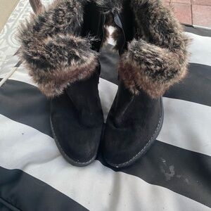 Stylish Black Boots with Faux Fur